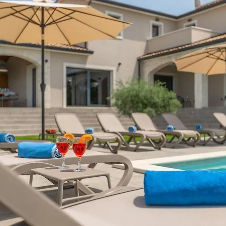 Villa Family Maria With Pool In Vizinada
